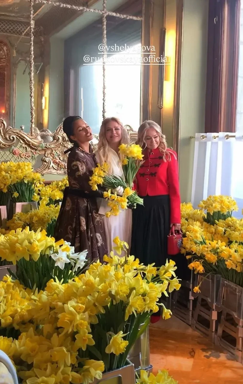 Блины, казачий хор и "жёлтый" дресс-код: Яна Рудковская, Андрей Малахов, Кристина Потупчик на Масленице Виктории Шеляговой в Savoy