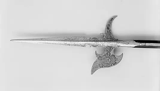 Парадные алебарды к парадным доспехам…