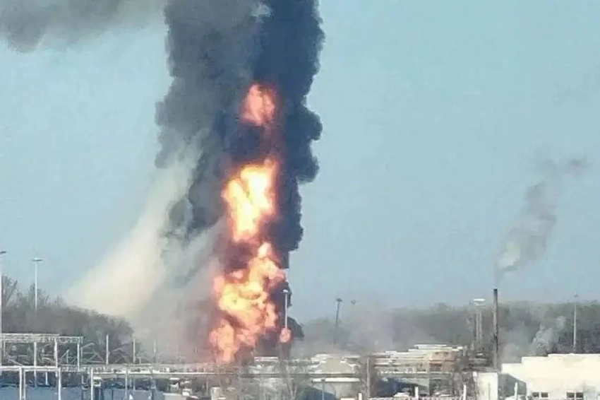 Сильный пожар в Мичуринске после схода с рельсов цистерн с горючим