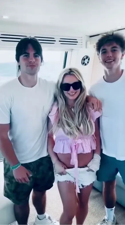 Бритни Спирс провела время с сыновьями на яхте, где вновь устроила свои "дикие" танцы