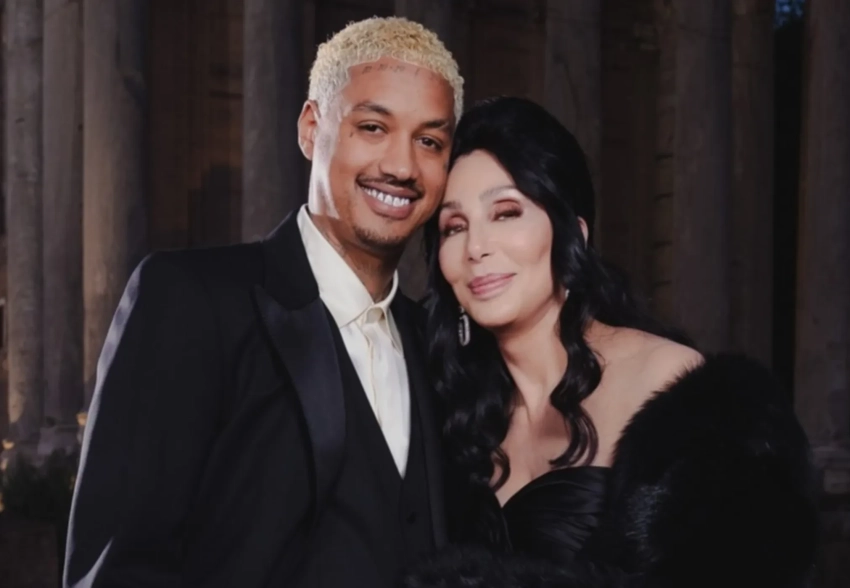 79-летняя Шер спровоцировала слухи о помолвке с 39-летним бойфрендом