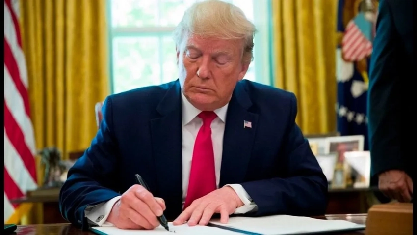 Заявляющий о переговорах Трамп наращивает группировку США против Ирана