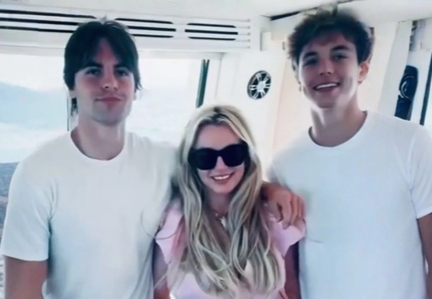 Бритни Спирс провела время с сыновьями на яхте, где вновь устроила свои "дикие" танцы