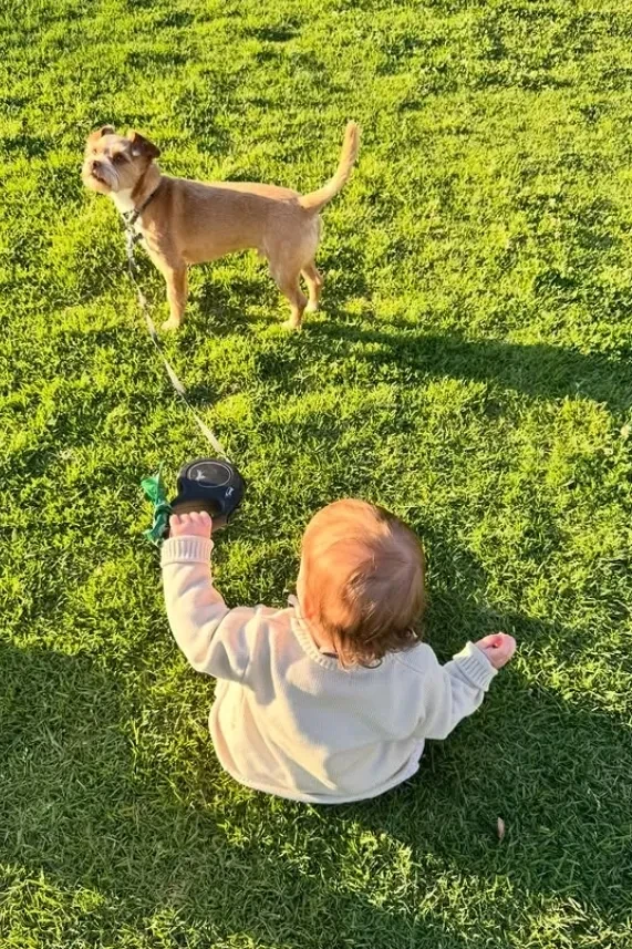 Лили Коллинз опубликовала редкие семейные фото с дочерью и мужем