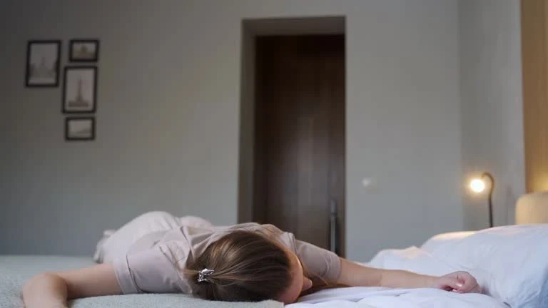 Нельзя спать ногами к двери и головой к окну: «сонные» запреты