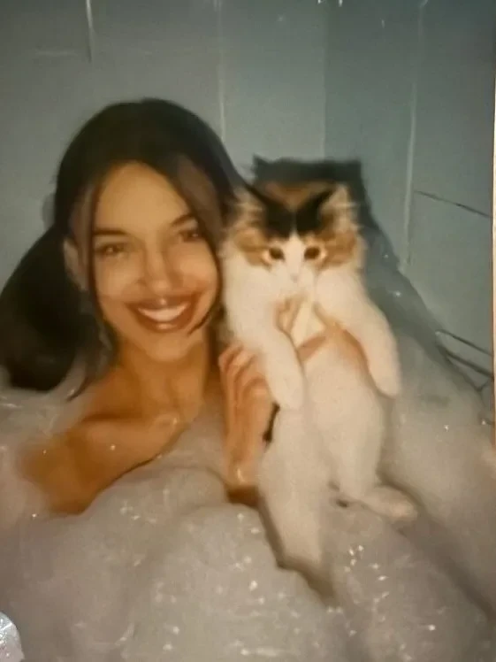 Мода нулевых и советский интерьер: Ирина Шейк поделилась своими подростковыми фото из России