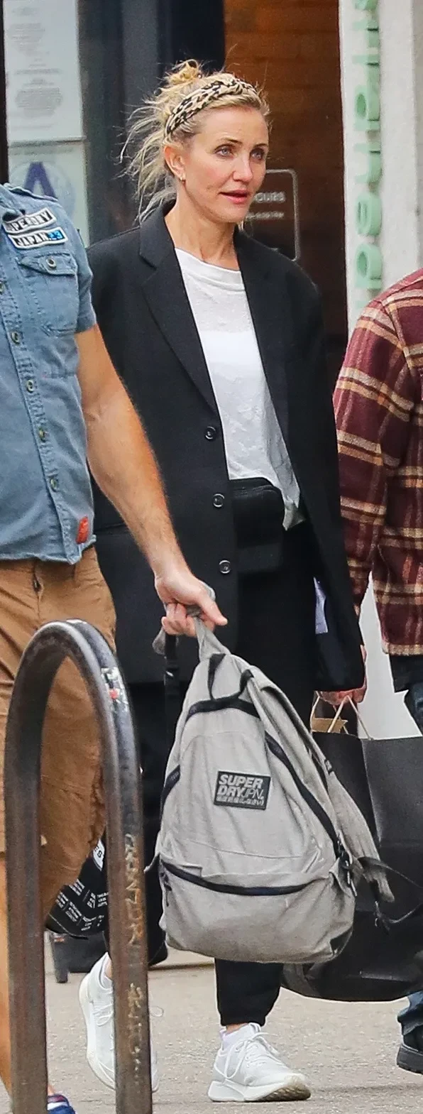 53-летнюю Кэмерон Диас засняли на прогулке с мужем в Нью-Йорке