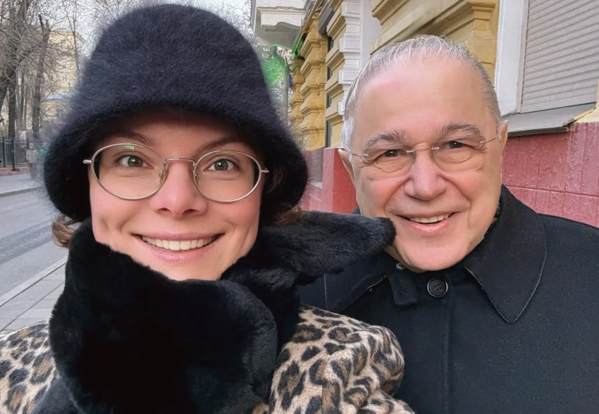 Жена 80-летнего Евгения Петросяна Татьяна Брухунова показала его фото с маленькой дочерью
