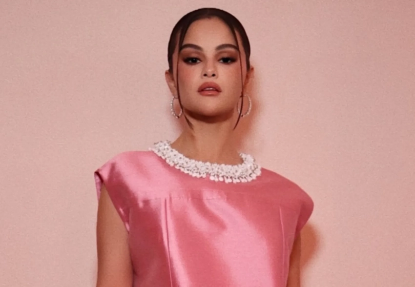 Селена Гомес в розовом мини-платье посетила вечеринку своего косметического бренда