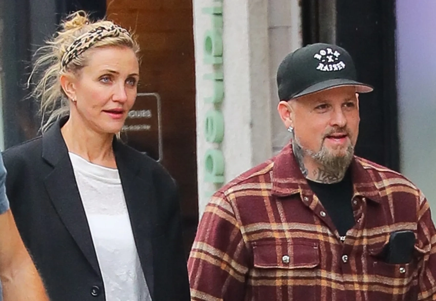 53-летнюю Кэмерон Диас засняли на прогулке с мужем в Нью-Йорке