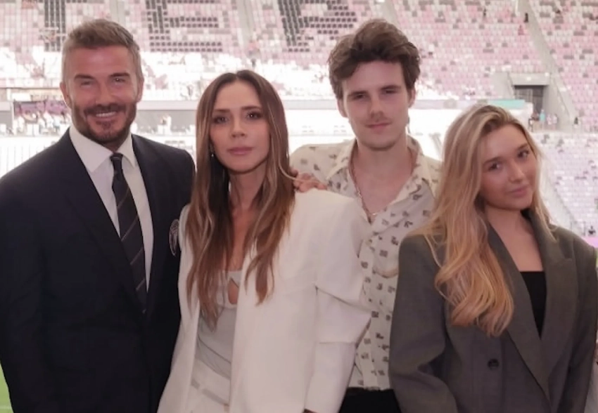 "Особый вечер в кругу родных". Виктория и Дэвид Бекхэм вышли в свет с детьми — без сына Бруклина